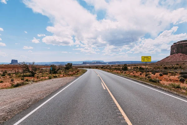 Пейзаж (Долина Монументов, Аризона, Западные США). Фото с дороги . — стоковое фото