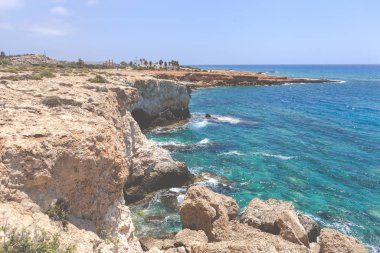 Akşam ışığında Ayia Napa yakınlarındaki Cape Greco 'da Doğal Kaya Köprüsü. Kıbrıs.