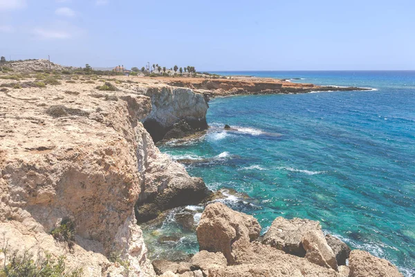 Akşam ışığında Ayia Napa yakınlarındaki Cape Greco 'da Doğal Kaya Köprüsü. Kıbrıs.