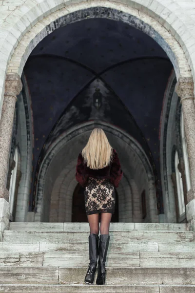 Молода Дівчина Одягнена Шубу Одягається Стоячи Дивитися Прямо Сходи Церкви — стокове фото