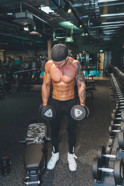 Instruktur Kebugaran Latar Belakang Ruang Olahraga Model Pria Dengan Otot — Stok Foto