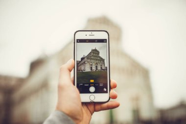 İtalya 'da mimarisi olan akıllı bir telefonla Pisa şehir manzarası.