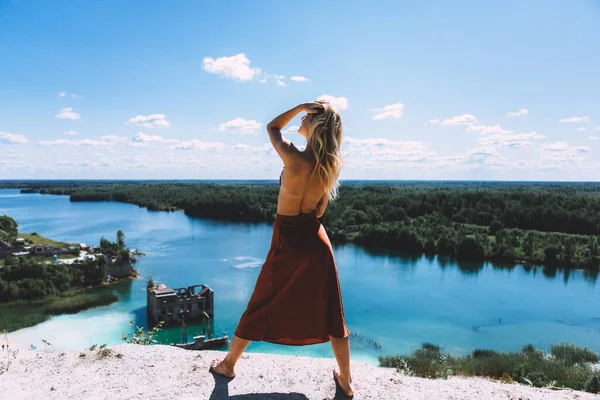 Ponto Vista Pitoresco Pedreira Rummu Uma Mulher Loira Está Seus — Fotografia de Stock