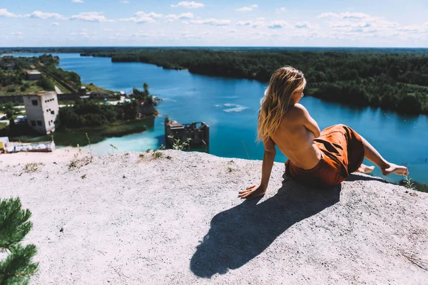 Einem Malerischen Aussichtspunkt Des Rummu Steinbruchs Steht Eine Blonde Frau — Stockfoto