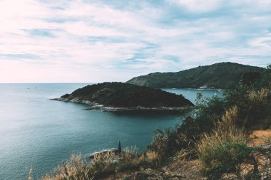Deniz manzarası, adalar. Taş kuleler. Tayland, yaz tatili teması