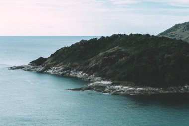 Deniz manzarası, adalar. Taş kuleler. Tayland, yaz tatili teması