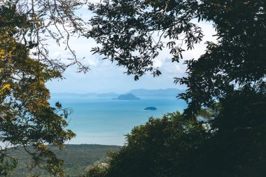 Şapka Tom Sai plajda Railay yakınındaki Ao Nang, Krabi, Tayland
