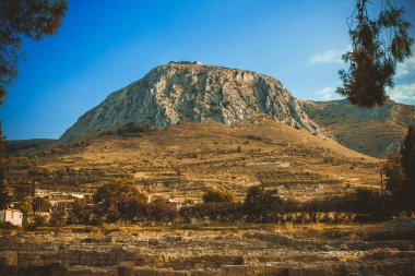 Antik Korint 'te kalesi olan Appollo tapınağının kalıntıları.