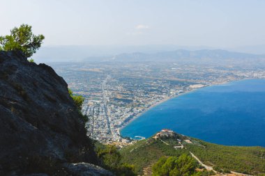 Loutraki ve Ege denizinin panoramik manzarası