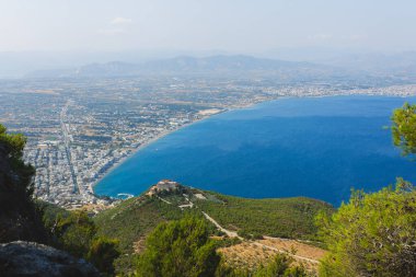 Loutraki ve Ege denizinin panoramik manzarası