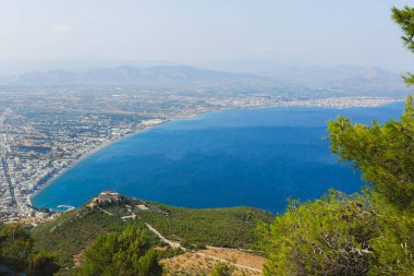 Loutraki ve Ege denizinin panoramik manzarası