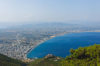 Loutraki ve Ege denizinin panoramik manzarası
