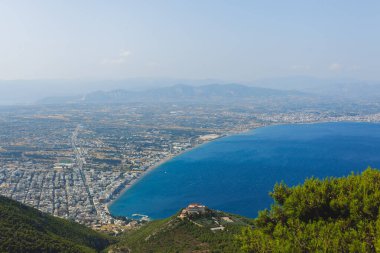 Loutraki ve Ege denizinin panoramik manzarası