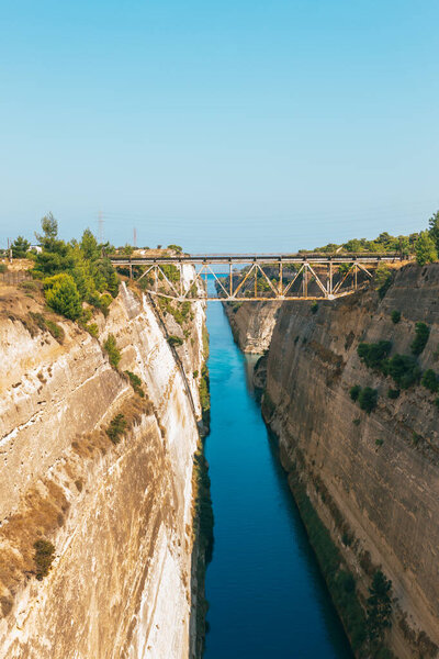 Пейзаж Коринфского канала в Греции. Летнее время
