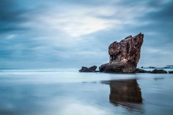 Alba sulla spiaggia di Aguilar nel nord della Spagna — Foto Stock