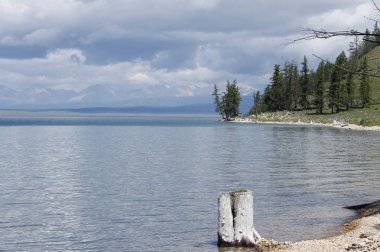 Güneş altında Khuvsgul Gölü