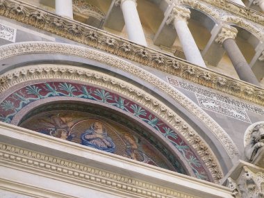 PISA, TUSCANY, ITALY, 21 Eylül 2019: Piazza del Duomo in Pisa. Primatial Metropolitan Katedrali 'ndeki Fresque. Pisa 'daki Piazza del Duomo dünyanın en iyi mimari komplekslerinden ve Avrupa' nın önemli merkezlerinden biridir.