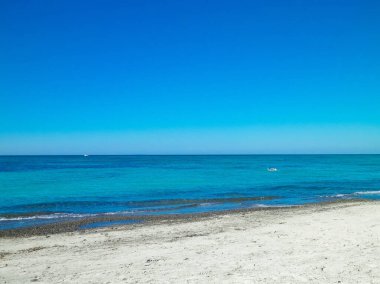 Vada 'daki kumsal, şeffaf, turkuaz su ve beyaz kum. Seyahat ve doğa kavramı.