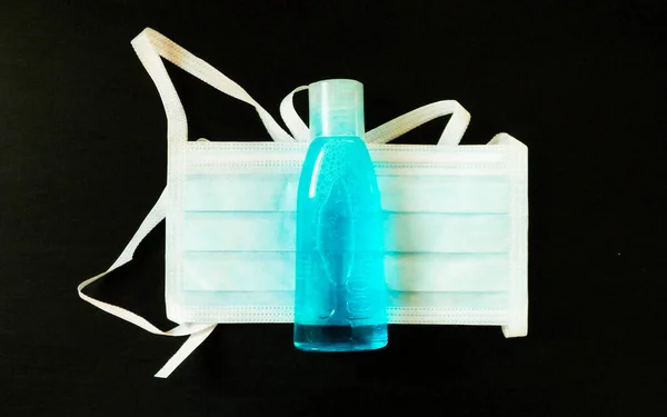 Hijyen maskesi ve dezenfeksiyon sıvısı. Coronavirus koruması ayarlandı. SARS-CoV-2 enfeksiyonunun önlenmesi.