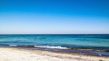 Vada 'daki kumsal, şeffaf, turkuaz su ve beyaz kum. Seyahat ve doğa kavramı.