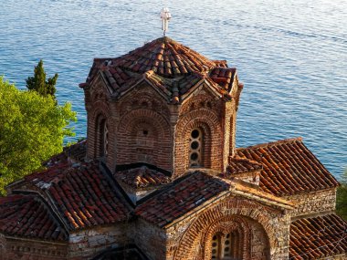 Kaneo 'daki Aziz John Manastırı. Mimarlık, turizm ve din kavramı. Kaneo 'daki Aziz John Kilisesi Ochrid Gölü kıyısındaki en karakteristik kiliselerden biridir..