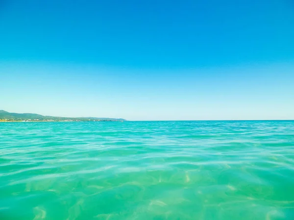Modrá Průhledná Tyrhénská Mořská Voda Pozadí Modré Oblohy Koncept Dovolených — Stock fotografie