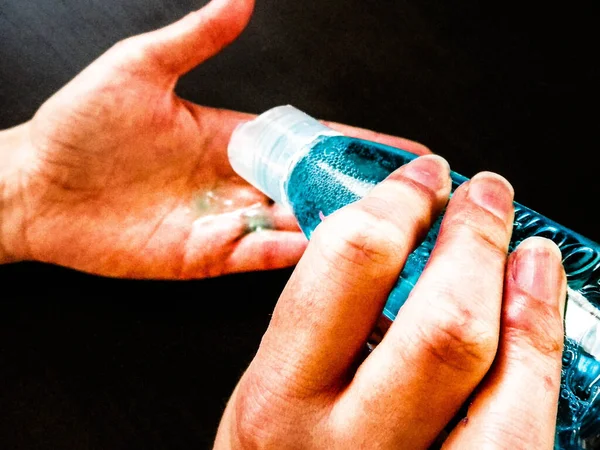 衛生的で抗菌性の液体で手を洗う コロナウイルス流行 — ストック写真