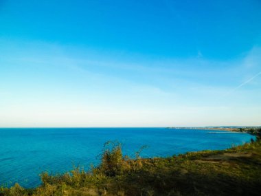 Polonya, Mechelinki 'deki Cliff' ten Baltık Denizi. Doğa ve seyahat kavramı. Boşluğu mavi gökyüzünde kopyala.