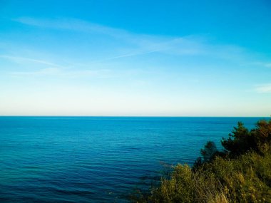 Polonya, Mechelinki 'deki Cliff' ten Baltık Denizi. Doğa ve seyahat kavramı. Boşluğu mavi gökyüzünde kopyala.