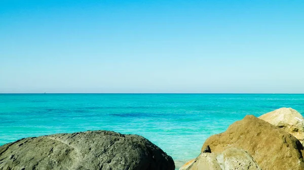 Kameny Pláži Vadě Transparentní Tyrkysová Voda Bílý Písek Cestovní Přírodní — Stock fotografie