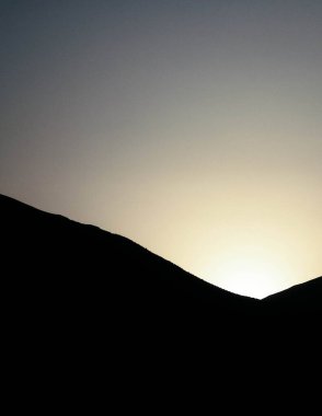 Makedonya 'nın Galiçya Ulusal Parkı Dağları üzerinde gün batımı. Galiçya, Ochrid ve Prespa olmak üzere iki göl arasındaki ulusal parktır. Balkan doğası ve keşif kavramı.