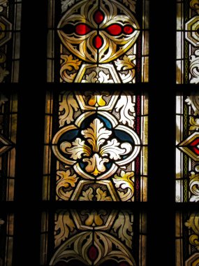 Mimari arka plan olarak lekeli camlar. Frombork 'ta baş-görüşürüz. Sanat geçmişi. Frombork Katedrali 'nde Aziz Andrew.