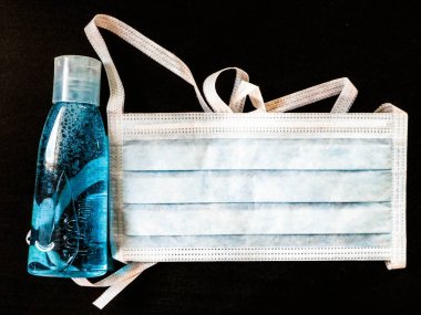 Antibakteriyel sıvı ve maske. Coronavirus koruma kiti. Hijyen, voronavirüs enfeksiyonunu önlemek için çok önemlidir..