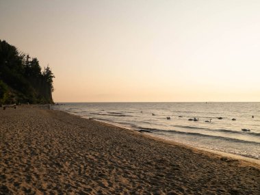 Orlowski Kayalıkları üzerinde gün doğumu ve Polonya 'nın Baltık Denizi kıyısında güzel kumlu bir sahil. Polonya doğası, tatiller ve turizm kavramı.