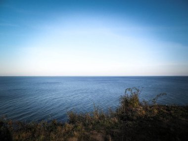 Polonya, Mechelinki 'deki Cliff' ten Baltık Denizi. Doğa ve seyahat kavramı. Boşluğu mavi gökyüzünde kopyala.