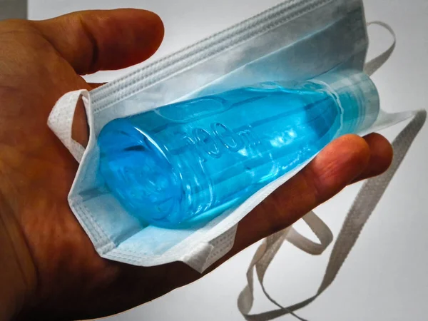 Antibakteriyel sıvı ve maske. Coronavirus koruma kiti. Hijyen, voronavirüs enfeksiyonunu önlemek için çok önemlidir..