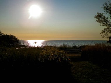 Yaz doğası - Polonya 'nın Gdynia kentindeki Baltc Denizi üzerinde gün batımının güzel manzarası. Doğa ve seyahat kavramı.