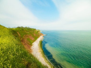 Karadeniz kıyılarındaki uçurumlar. Romanya 'nın Vama Veche kentinde kayalıkların manzarası ve plaj. Doğa ve seyahat kavramı.