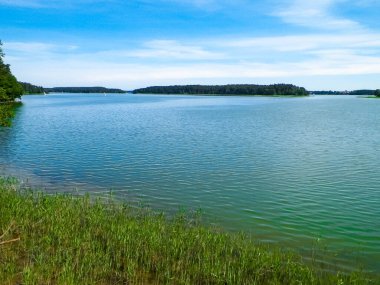 Wdzydze Gölü manzarası, Tuchola Ormanı, Güney Kashubia, Polonya. Wdzydze Kashubian Denizi olarak da bilinir. Turizm ve doğa kavramı.