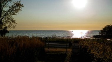 Yaz doğası - Polonya 'nın Gdynia kentindeki Baltc Denizi üzerinde gün batımının güzel manzarası. Doğa ve seyahat kavramı.