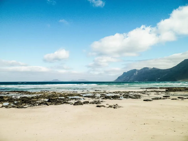 Strand Und Berge Wunderschöne Küste Caleta Famara Lanzarote Kanarische Inseln — Stockfoto
