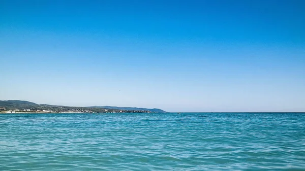 Vada, İtalya 'nın deniz ve kıyıları. Şeffaf, turkuaz su ve beyaz kum. Seyahat ve doğa kavramı.