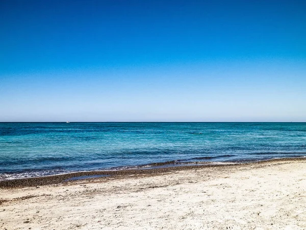 Vada 'daki kumsal, şeffaf, turkuaz su ve beyaz kum. Seyahat ve doğa kavramı.