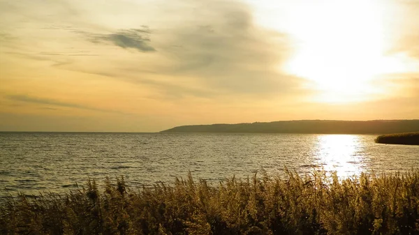 Όμορφη Θέα Της Ανατολής Του Ηλίου Πάνω Από Λίμνη Βιστούλα — Φωτογραφία Αρχείου