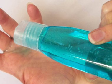 Antibakteriyel sıvıyla el yıkama. Coronavirus koruması. Hijyen, voronavirüs enfeksiyonunu önlemek için çok önemlidir..