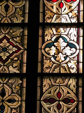 Mimari arka plan olarak lekeli camlar. Frombork 'ta baş-görüşürüz. Sanat geçmişi. Frombork Katedrali 'nde Aziz Andrew.