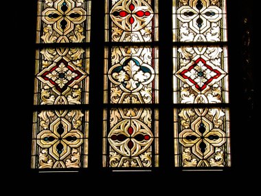 Mimari arka plan olarak lekeli camlar. Frombork 'ta baş-görüşürüz. Sanat geçmişi. Frombork Katedrali 'nde Aziz Andrew.