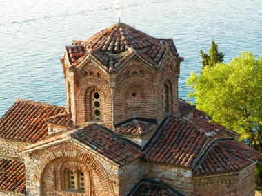 Kaneo 'daki Aziz John Manastırı. Mimarlık, turizm ve din kavramı. Kaneo 'daki Aziz John Kilisesi Ochrid Gölü kıyısındaki en karakteristik kiliselerden biridir..
