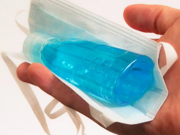 Antibakteriyel sıvı ve maske. Coronavirus koruma kiti. Hijyen, voronavirüs enfeksiyonunu önlemek için çok önemlidir..