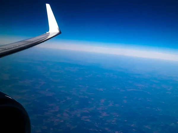 Blick Aus Dem Flugzeugfenster Auf Den Planeten Erde Flugzeugtriebwerk Und — Stockfoto
